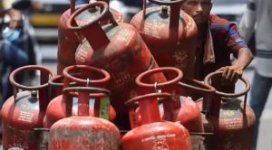 एटीएफ की कीमत में 6.3 प्रतिशत की कटौती, एलपीजी की कीमत 48.5 रुपए प्रति सिलैंडर बढ़ी