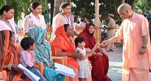 योगी ने सुनी लोगों की समस्याएं कहा हर पात्र व्यक्ति को मिले सरकारी योजनाओं का लाभ