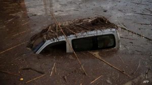 स्पेन में अचानक आई बाढ़ का कहर…बह गई कई गाड़ियां, कई लोग लापता