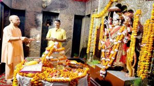  CM YOGI ने ‘शक्ति के पर्व’ पर की पाटेश्वरी देवी की आराधना, गायों को गुड़ व चारा खिलाया  