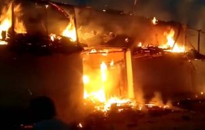 युवक की हत्या के आरोपी का मकान जलाया, चाउमीन के पैसे मांगने पर ले ली थी जान