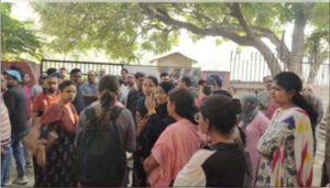 Digital Rape मामले को लेकर बड़ी संख्या में अभिभावक स्कूल के बाहर हुए इकट्ठा