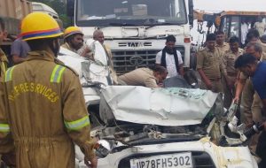 Kanpur News: भीषण सड़क हादसे में 5 छात्रों की मौत, कार को रौंदते हुए निकला डंफर, मंजर देख हर कोई सहम गया