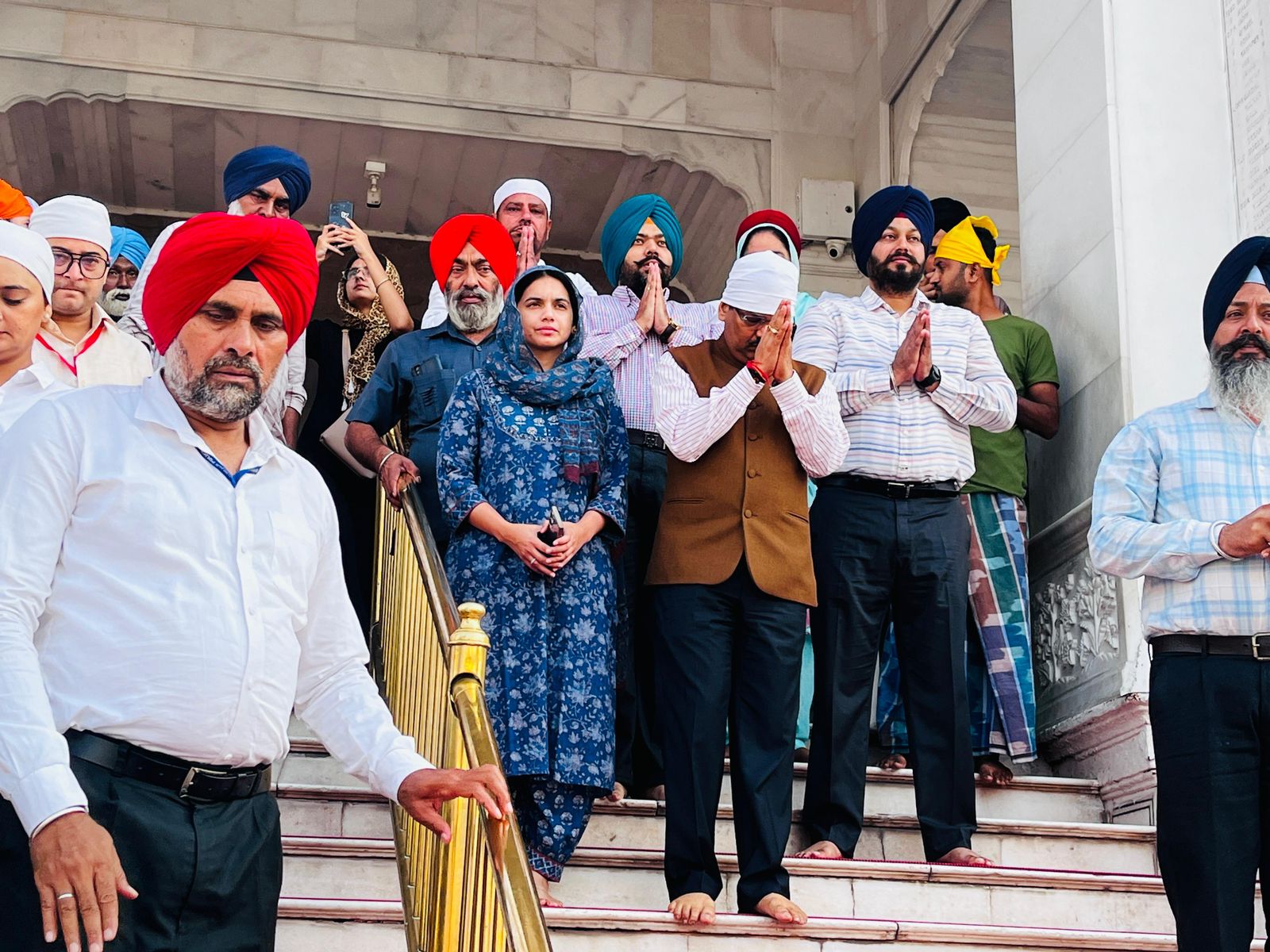 पंजाब के मुख्य सचिव के.ए.पी. सिन्हा दरबार साहिब और दुर्ग्याणा मंदिर में हुए नतमस्तक