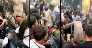 सड़क पर बेटे के ऊपर लेटे मां-बाप मांगते रहे माफी लेकिन जालिमों ने पीट-पीट कर सुला दिया मौत के घाट, देखें Video