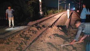 रायबरेली में फिर ट्रेन पलटाने की कोशिश, रेलवे ट्रैक पर लगा मिट्टी का ढेर, चालक की सूझबूझ से… यात्रियों में मची अफरा-तफरी