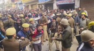 UP में जमकर बवाल, जामा मस्जिद में सर्वे के लिए पहुंची पुलिस टीम पर पथराव और फायरिंग, DM-SP मौके पर