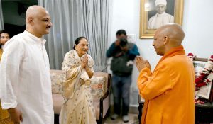 न्यायमूर्ति गिरिधर मालवीय के परिजनों से मिलने पहुंचे CM Yogi, जताई संवेदना