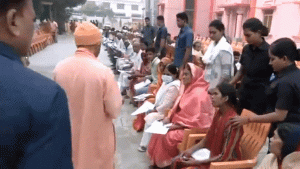 UP: जनता दर्शन में CM योगी ने सुनीं 200 लोगों की समस्याएं, अधिकारियों को दिये ये निर्देश