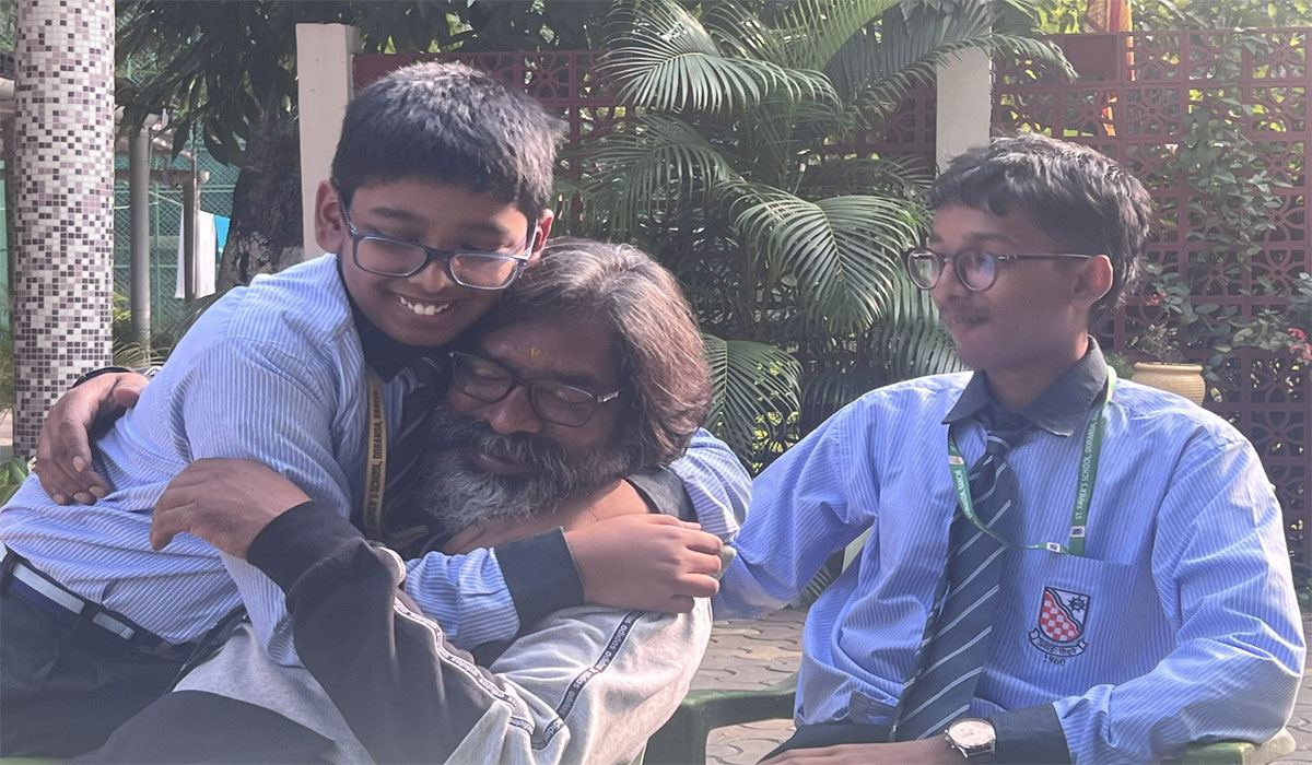 Hemant Soren ने अपने बच्चों के साथ की मस्ती, तस्वीर शेयर कर कहा – ‘ये मेरी शक्ति’