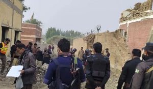 सुरक्षा बलों के वाहन के पास बम में हुआ विस्फोट…2 बच्चाें की हुई मौत, 4 पुलिसकर्मी शहीद