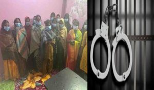 Uttar Pradesh News : वाराणसी में धार्मिक आयोजनों में चोरी करने वाले गिरोह का भंडाफोड़, 15 महिलाएं गिरफ्तार