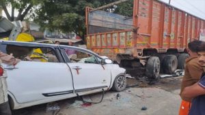 राम लला के दर्शन करने जा रहे परिवार की कार ट्रक से टकराई, एक की हुई मौत
