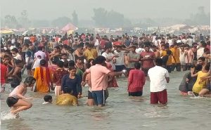 तिगरीधाम मेले में लाखों श्रद्धालुओं ने लगायी गंगा में पवित्र डुबकी