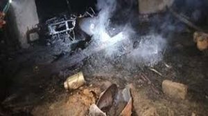 सिलेंडर के धमाके से परिवार के चार लोग झुलसे