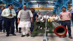 रक्षामंत्री ने कानपुर में तोप कारखाने का किया दौरा, फैक्ट्री में जांची T90, IFG और धनुष गन की बैरल की गुणवत्ता