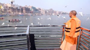 CM Yogi ने साइबेरियन पक्षियों को खिलाया दाना, हर वर्ष ठंड में सैकड़ों मील की यात्रा करके विदेश से काशी पहुँचते हैं यह पक्षी