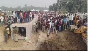 उत्तर प्रदेश में दर्दनाक हादसा: मिट्टी की दीवार में दबने से 4 की मौत, राहत एवं बचाव कार्य जारी