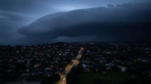 Australia : तूफान से बड़े पैमाने पर नुकसान, उड़ानें रद्द, सिडनी हार्बर ब्रिज का एक हिस्सा उड़ा