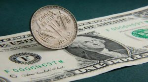 Rupee vs Dollar : शुरुआती कारोबार में अमेरिकी डॉलर के मुकाबले रुपया 3 पैसे चढक़र 84.47 पर पहुंचा