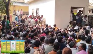 खाद न मिलने से परेशान किसानों ने PCF केंद्र पर किया पथराव