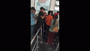 फ़रीदाबाद में छठ पर्व मनाने जाने वाले प्रवासी हो रहे परेशान बोले- ब्रोकर लाइन तोड़ कर ले जा रहे टिकट