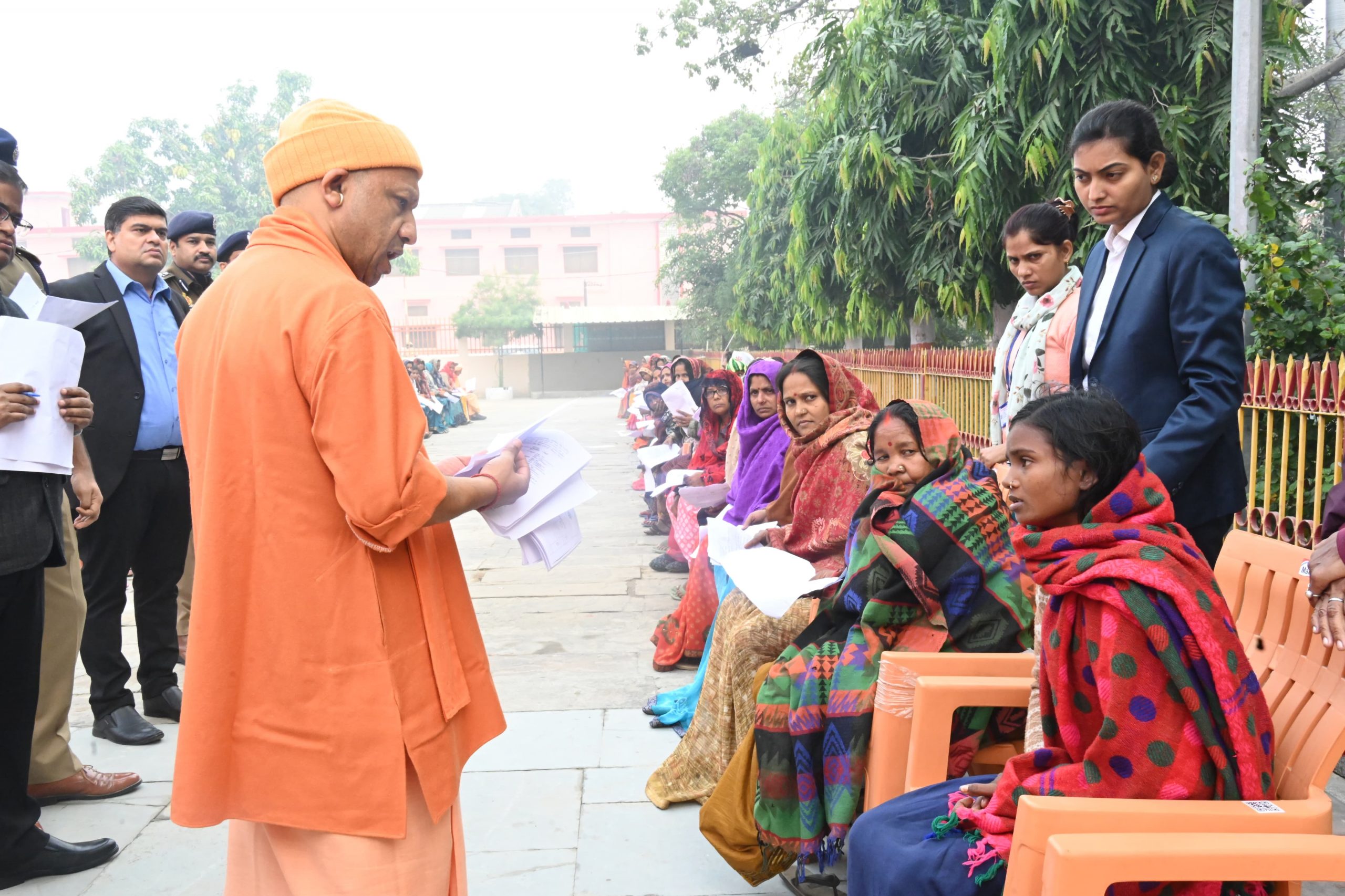 मत हों परेशान, हर समस्या का कराएंगे समाधान : सीएम योगी