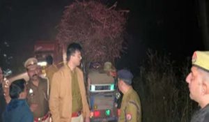 गन्ने से भरे ट्रैक्टर से टकराई बाइक, तीन युवकों की मौत