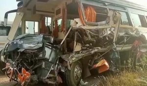 बारातियों से भरी बस की ट्रक टकराई, 3 की मौत, 10 घायल