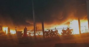 कैंट स्टेशन की पार्किंग में लगी भीषण आग, 300 से अधिक वाहन जलकर खाक, मचा हड़कंप