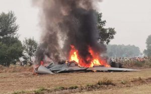 बड़ा हादसा: बीच सफर में सेना के विमान को लगी आग, लपटें बढ़ीं तो खेत में आकर हुआ धड़ाम!