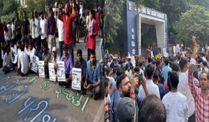 धीमा पड़ा छात्र आंदोलन, आवागमन के लिए खोली गई आयोग के सामने की सड़क