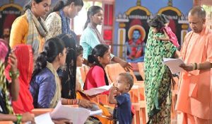 CM योगी ने जनता दर्शन में सुनी लोगों की समस्याएं, कहा-हर पीड़ित की समस्या का हो समयबद्ध व पारदर्शी निस्तारण