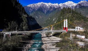 शिखांग-शीत्सांग राजमार्ग और छिंगहाई-शीत्सांग राजमार्ग छिंगहाई-शीत्सांग पठार के विकास को देते हैं बढ़ावा