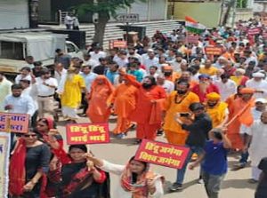 बंगलादेश में हिंदुओं के खिलाफ हिंसा के विरोध में मुरादाबाद में सड़कों पर उतरे लोग