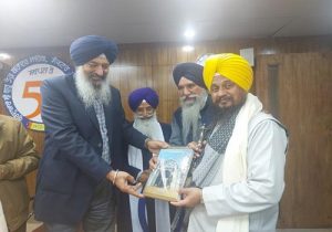 जत्थेदार ज्ञानी हरप्रीत सिंह और प्रोफेसर मंजीत सिंह को सेक्टर 34 गुरुद्वारा कमेटी ने सिरोपा से किया सम्मानित