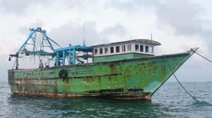 श्रीलंकाई नौसेना ने 8 तमिलनाडु मछुआरों को किया गिरफ्तार, दो नाव भी जब्त