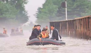 North Korea: बाढ़ प्रभावित इलाकों का तानाशाह उन ने किया दौरा, पुनर्वास कार्यों में देरी पर मांगी माफी