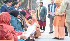 मकान दिलाएंगे, इलाज भी कराएंगे : CM Yogi