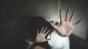 Japan : अमेरिकी सैन्यकर्मी के खिलाफ यौन हिंसा मामला, आक्रोशित लोगों का विदेश मंत्रलय के बाहर प्रदर्शन