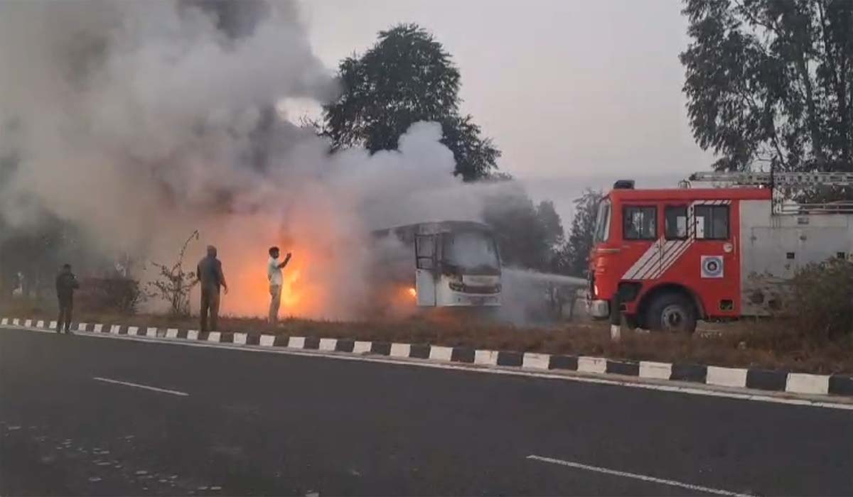 श्रद्धालुओं से भरी बस में लगी भीषण आग, डेरा राधा स्वामी जा रहे थे लोग