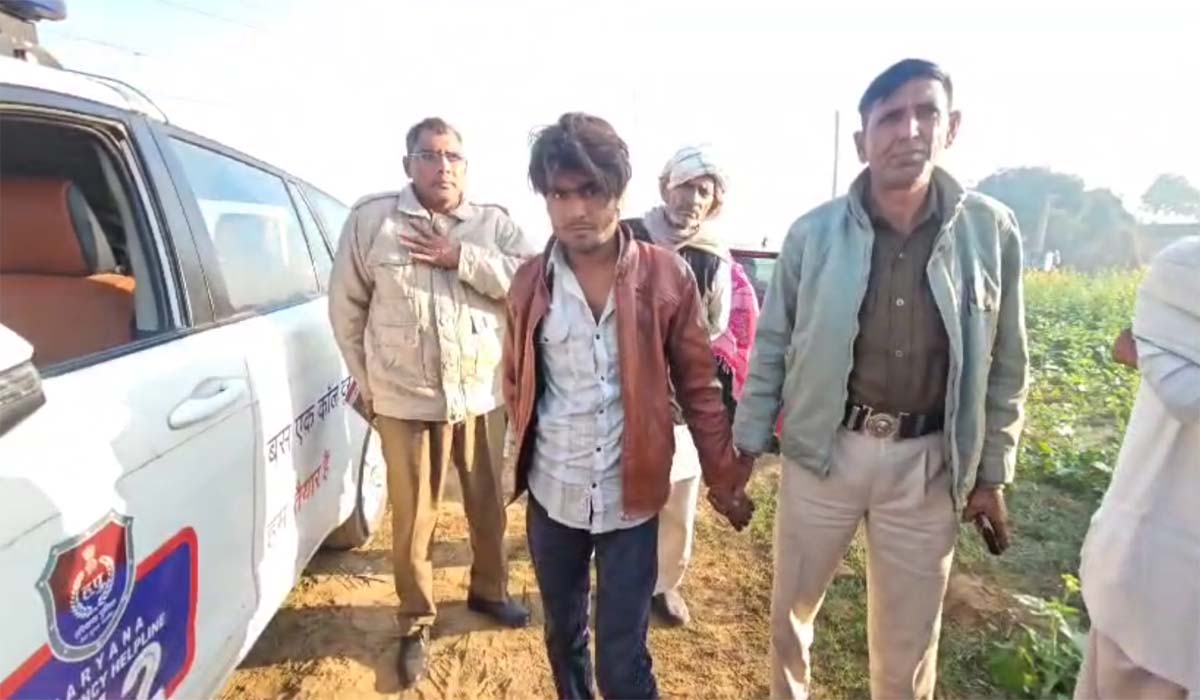बिजली सर्विस केवल चोरी करते हुए ग्रामीणों ने 1 चोर को रंगे हाथ दबोचा, किया पुलिस के हवाले