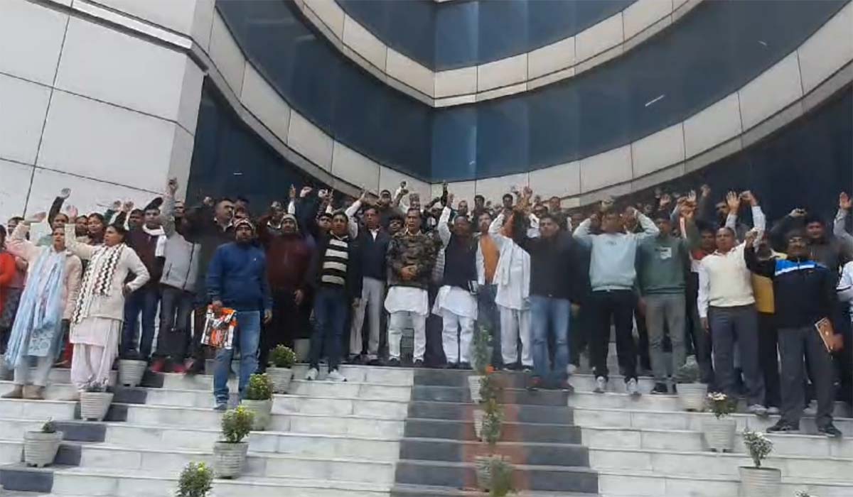 बिजली विभाग के अधिकारियों द्वारा टेक्निकल स्टाफ को चंडीगढ़ भेजने पर जताया गया विरोध