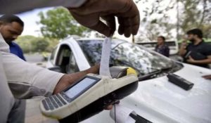 वाहन चालक को गाड़ी चलाते हुए फेसबुक लाइव करना पड़ा महंगा, कटा चालान
