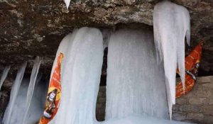 Uttarakhand जोशीमठ-नीती हाइवे पर बर्फानी बाबा के दर्शन के लिए श्रद्धालुओं का आना शुरू