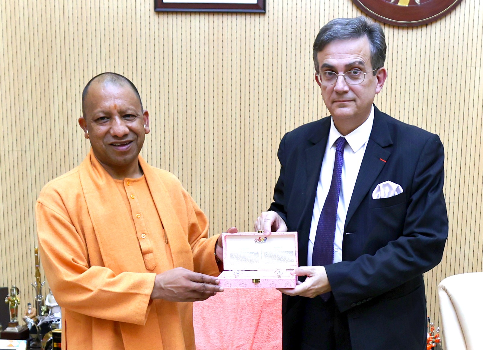 फ्रांस के राजदूत डॉ.थियरी माथू ने CM योगी से की शिष्टाचार भेंट