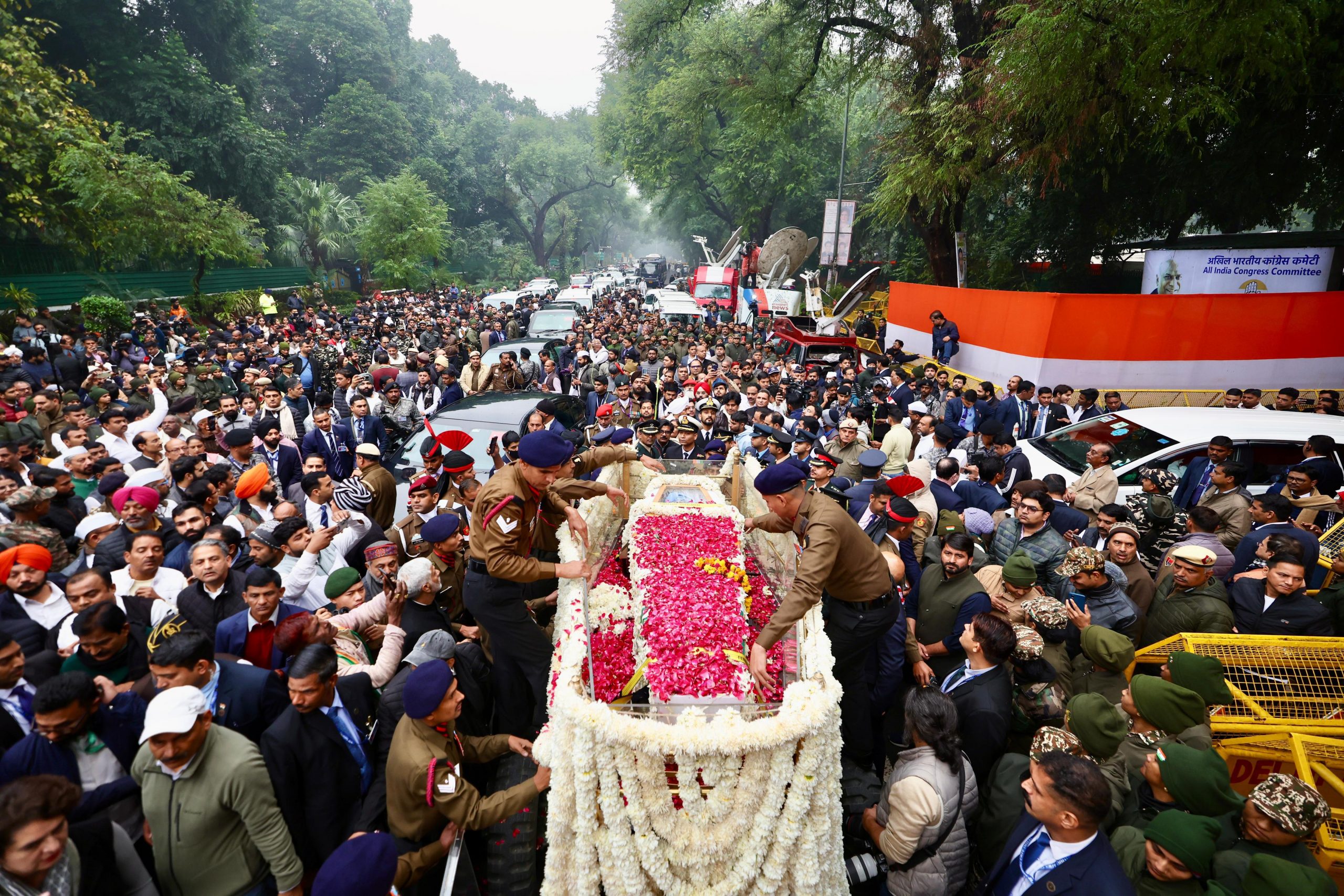 Manmohan Singh Funeral Live : पंचतत्व में विलीन हुए मनमोहन सिंह, राजकीय सम्मान के साथ किया गया अंतिम संस्कार, तीनों सेनाओं ने सलामी दी