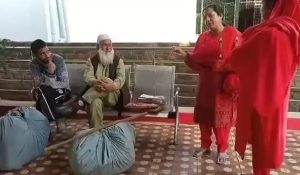 हिमाचल में कश्मीरी शॉल विक्रेता को परेशान करने वाली पंचायत अधिकारी निलंबित