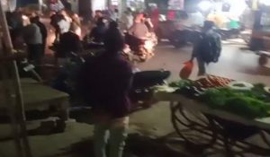 Video : Farrukhabad में युवक ने महिला पर दिखाई दबंगई, बीच बाजार में दौड़ा-दौड़ा कर पीटा