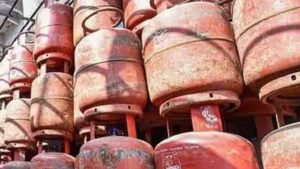 वाराणसी : गैस एजेंसी से 147 सिलेंडर लेकर बदमाश फरार, सपा प्रमुख ने सरकार पर साधा निशाना